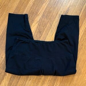 Ruby Ribbon Solid Black Capri High-Rise Leggings ****